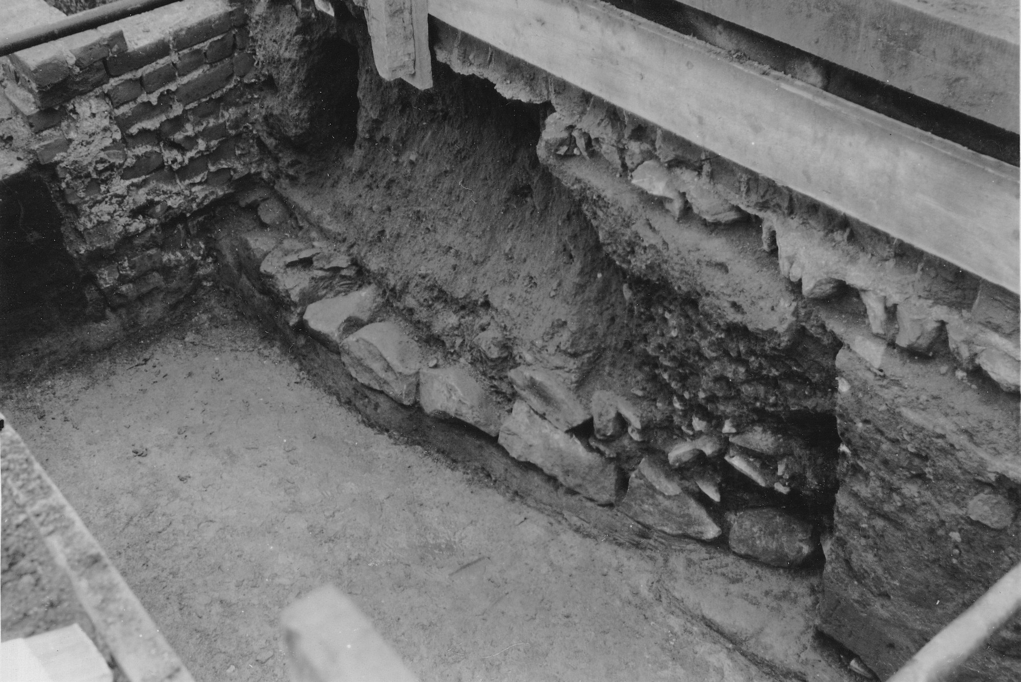 Freigelegte Überreste eines steinernen Bergfrieds vom unbewohnten Hauptturm der mittelalterlichen Burg im November 1955 Foto: unbekannt (SGM, Grabungsdokumentation Küas)
